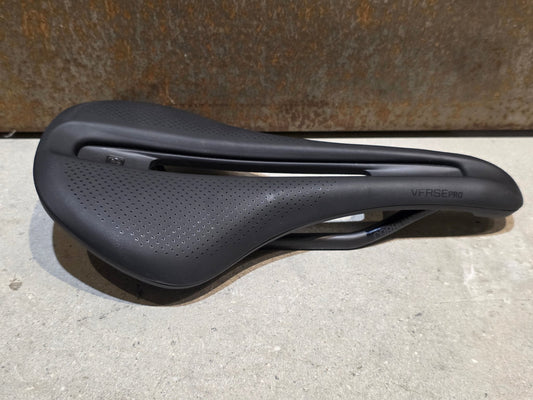 Sattel von Bontrager, BONTRAGER VERSE PRO CARBONGESTELL 145MM SATTEL SCHWARZ vor USEDBIKES - OB.DE Hintergrund