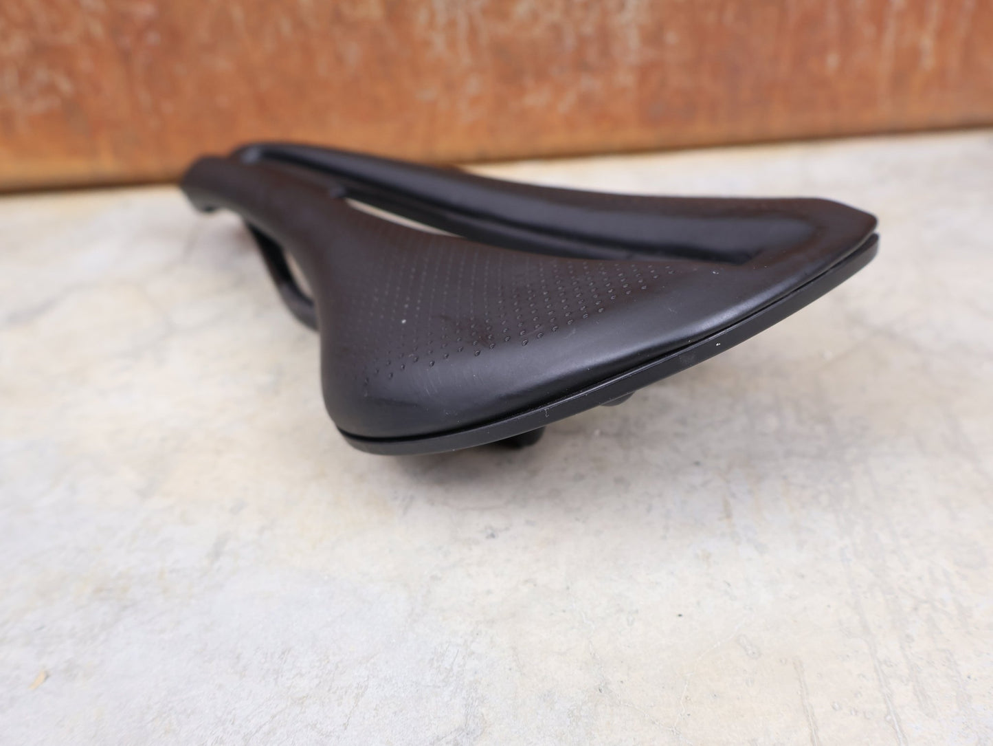 Sattel von Bontrager, BONTRAGER VERSE PRO CARBONGESTELLSATTEL SCHWARZ / 135MM vor USEDBIKES - OB.DE Hintergrund