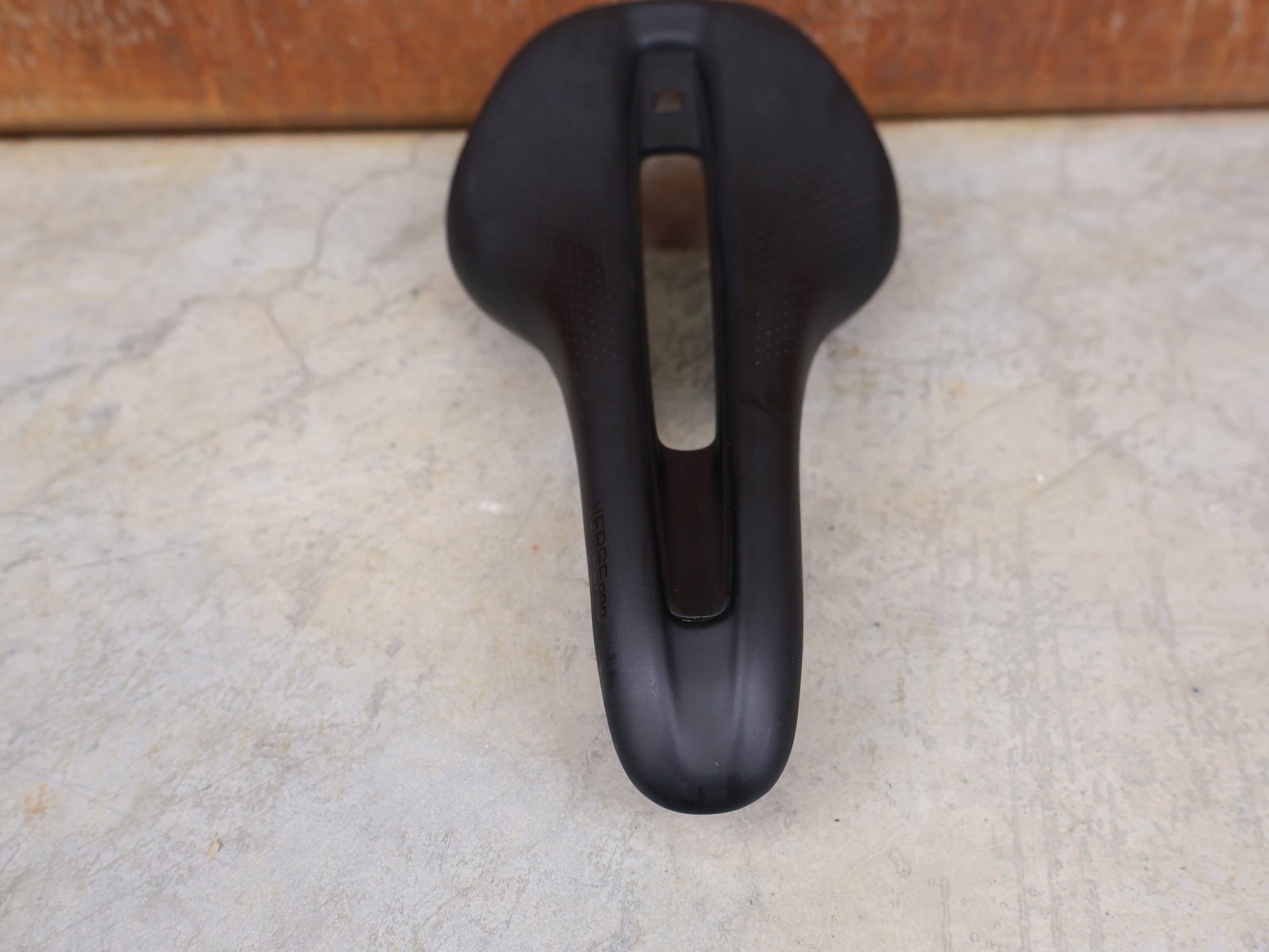 Sattel von Bontrager, BONTRAGER VERSE PRO CARBONGESTELLSATTEL SCHWARZ / 135MM vor USEDBIKES - OB.DE Hintergrund