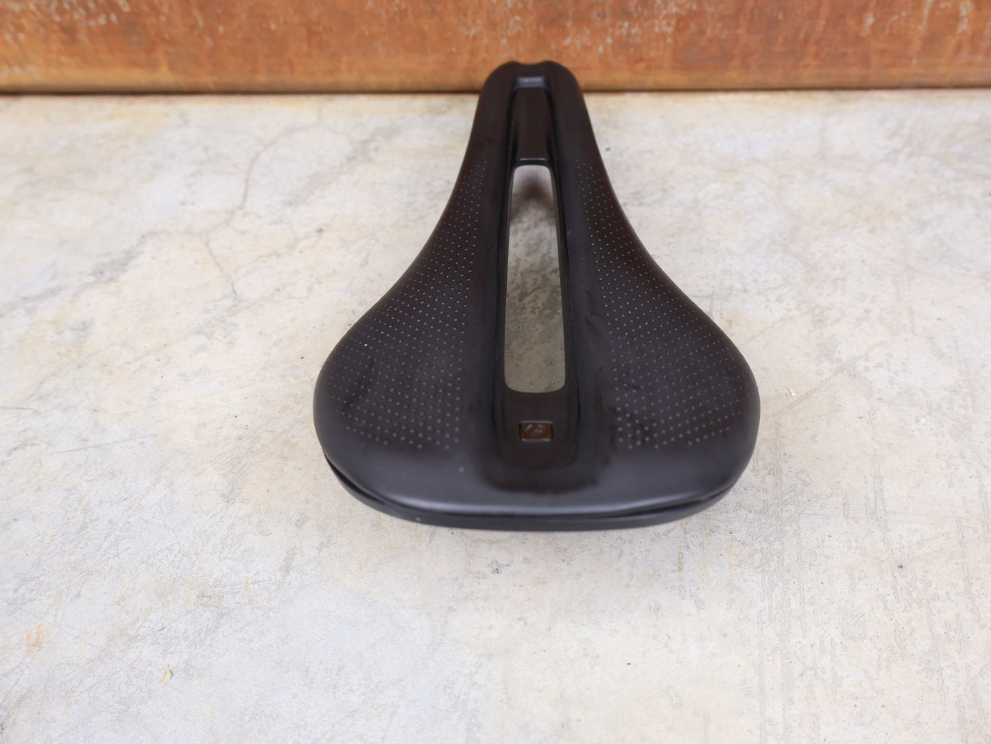 Sattel von Bontrager, BONTRAGER VERSE PRO CARBONGESTELLSATTEL SCHWARZ / 135MM vor USEDBIKES - OB.DE Hintergrund