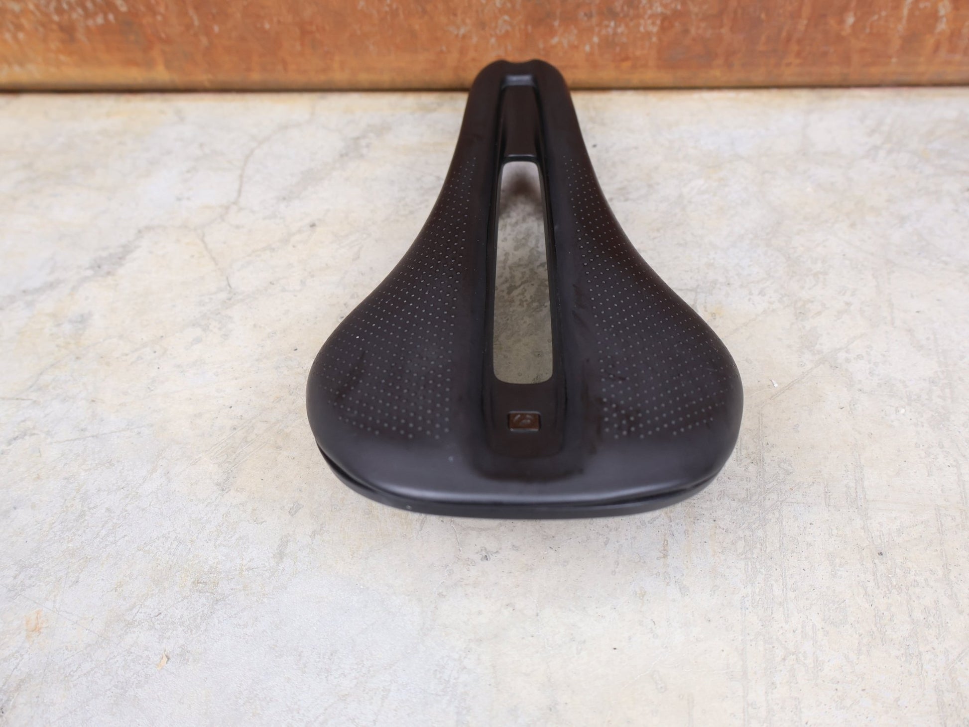 Sattel von Bontrager, BONTRAGER VERSE PRO CARBONGESTELLSATTEL SCHWARZ / 135MM vor USEDBIKES - OB.DE Hintergrund