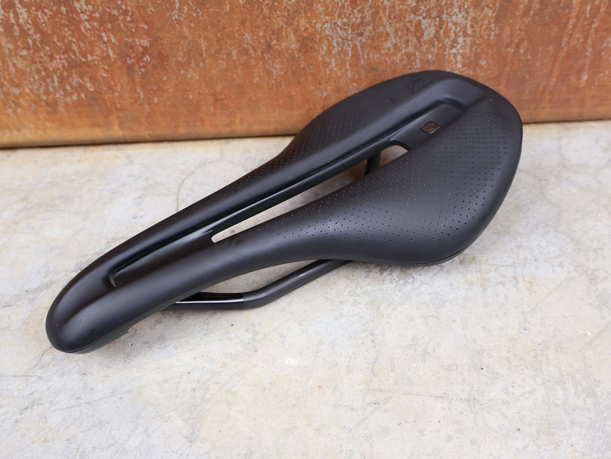 Sattel von Bontrager, BONTRAGER VERSE PRO CARBONGESTELLSATTEL SCHWARZ / 135MM vor USEDBIKES - OB.DE Hintergrund
