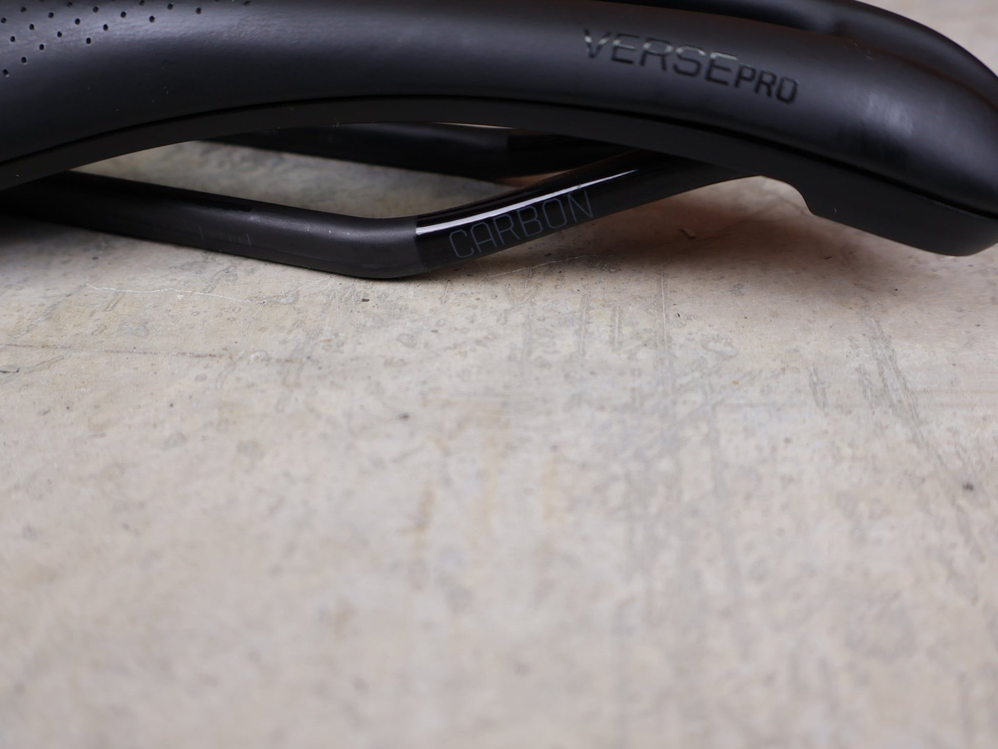 Sattel von Bontrager, BONTRAGER VERSE PRO CARBONGESTELLSATTEL SCHWARZ / 135MM vor USEDBIKES - OB.DE Hintergrund