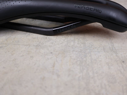 Sattel von Bontrager, BONTRAGER VERSE PRO CARBONGESTELLSATTEL SCHWARZ / 135MM vor USEDBIKES - OB.DE Hintergrund