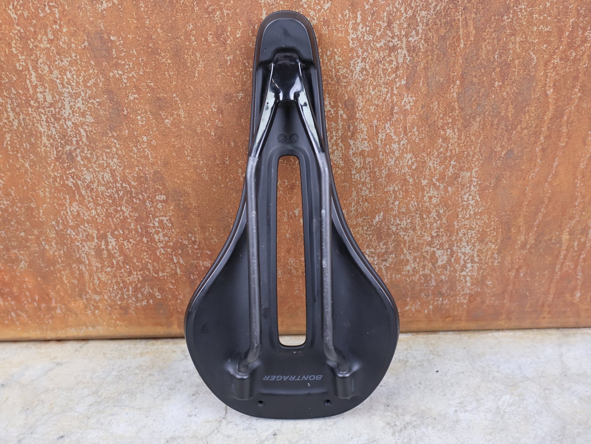 Sattel von Bontrager, BONTRAGER VERSE PRO CARBONGESTELLSATTEL SCHWARZ / 135MM vor USEDBIKES - OB.DE Hintergrund