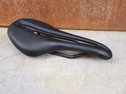 Sattel von Bontrager, BONTRAGER VERSE PRO CARBONGESTELLSATTEL SCHWARZ / 135MM vor USEDBIKES - OB.DE Hintergrund