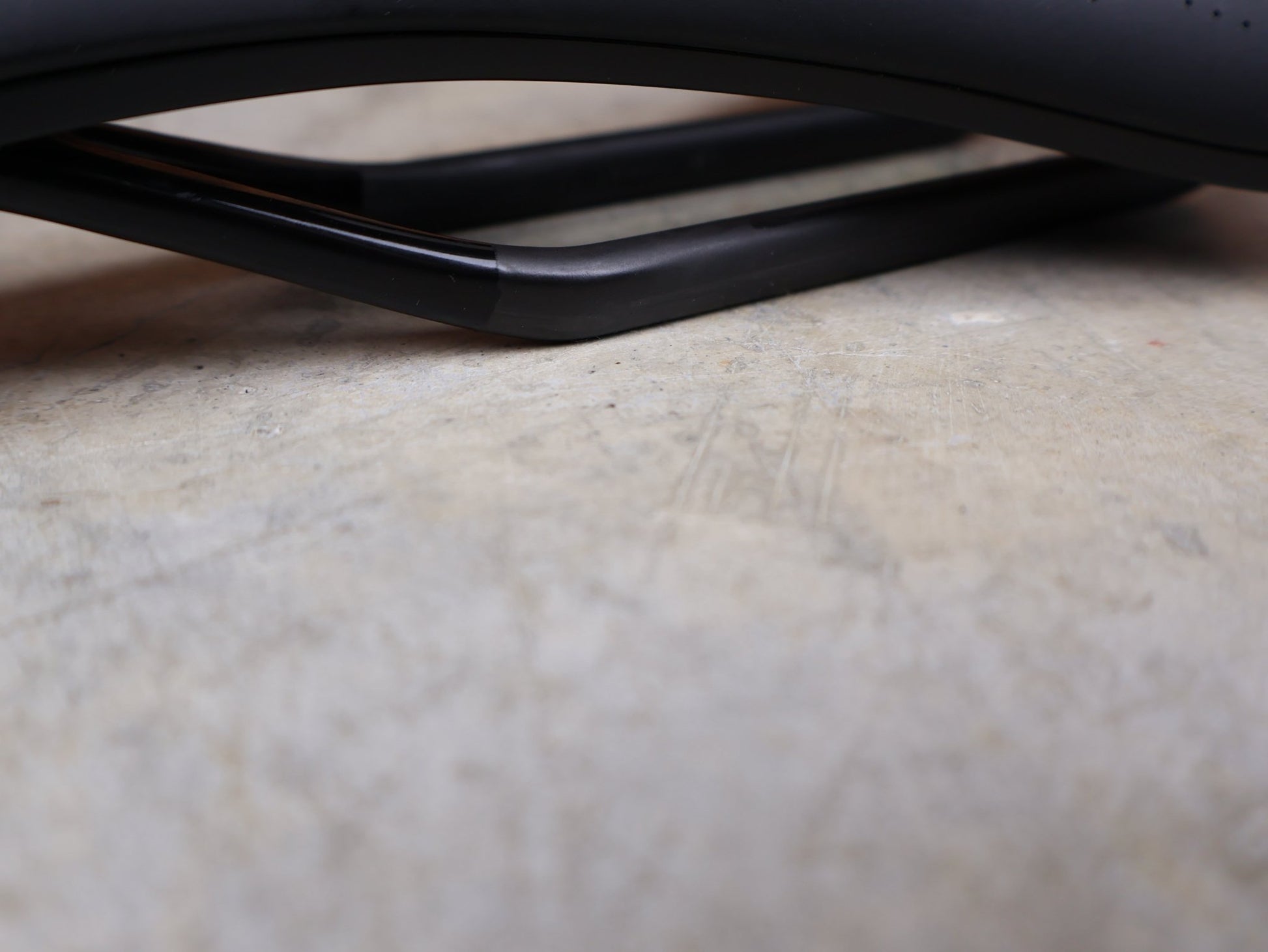 Sattel von Bontrager, BONTRAGER VERSE PRO CARBONGESTELLSATTEL SCHWARZ / 135MM vor USEDBIKES - OB.DE Hintergrund