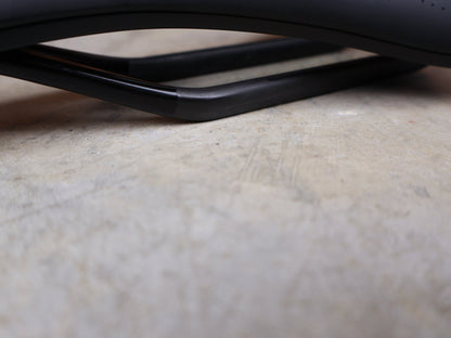 Sattel von Bontrager, BONTRAGER VERSE PRO CARBONGESTELLSATTEL SCHWARZ / 135MM vor USEDBIKES - OB.DE Hintergrund