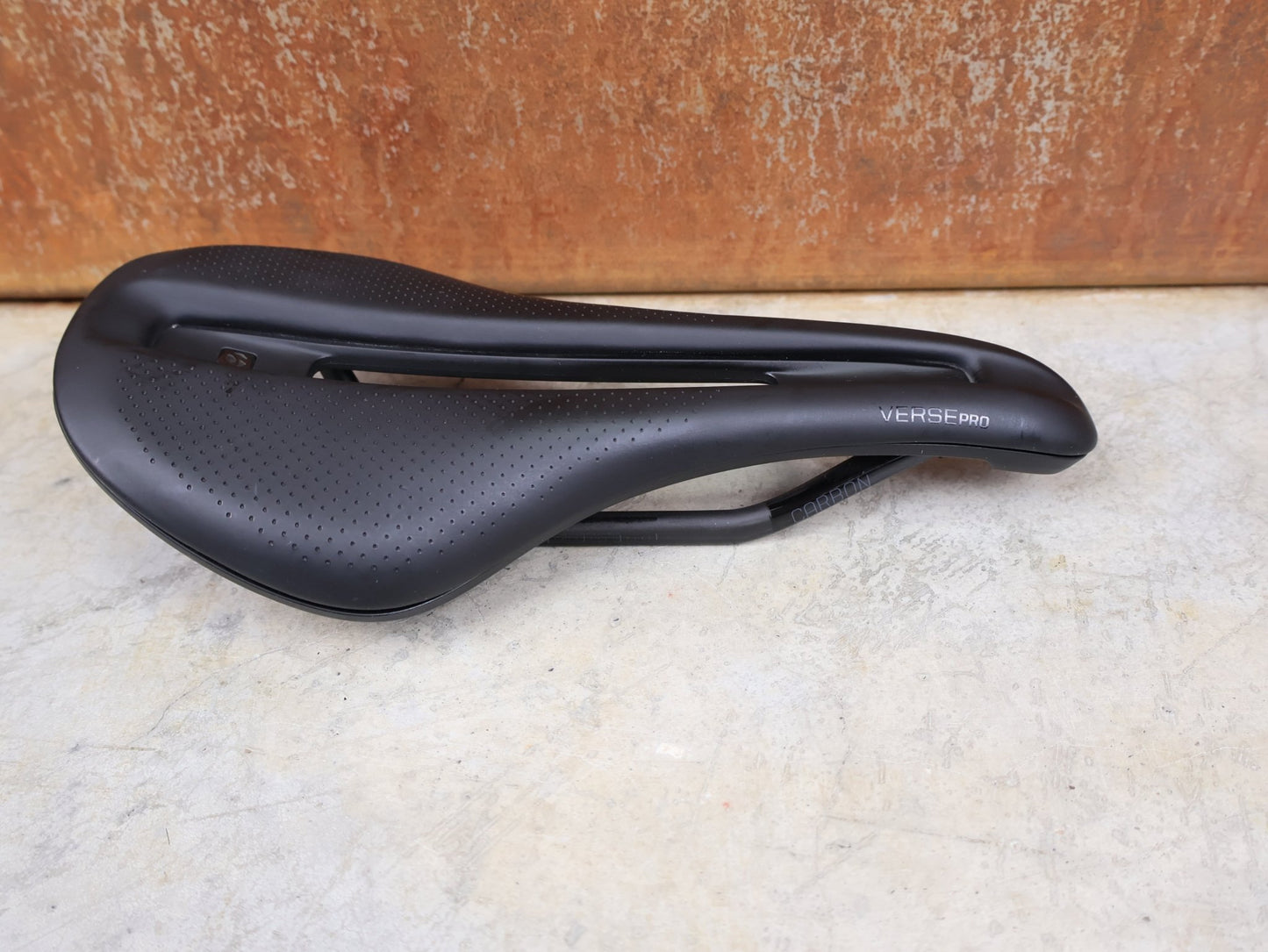 Sattel von Bontrager, BONTRAGER VERSE PRO CARBONGESTELLSATTEL SCHWARZ / 135MM vor USEDBIKES - OB.DE Hintergrund