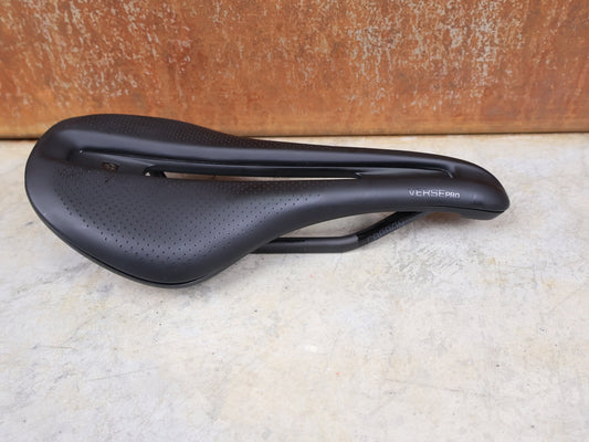 Sattel von Bontrager, BONTRAGER VERSE PRO CARBONGESTELLSATTEL SCHWARZ / 135MM vor USEDBIKES - OB.DE Hintergrund