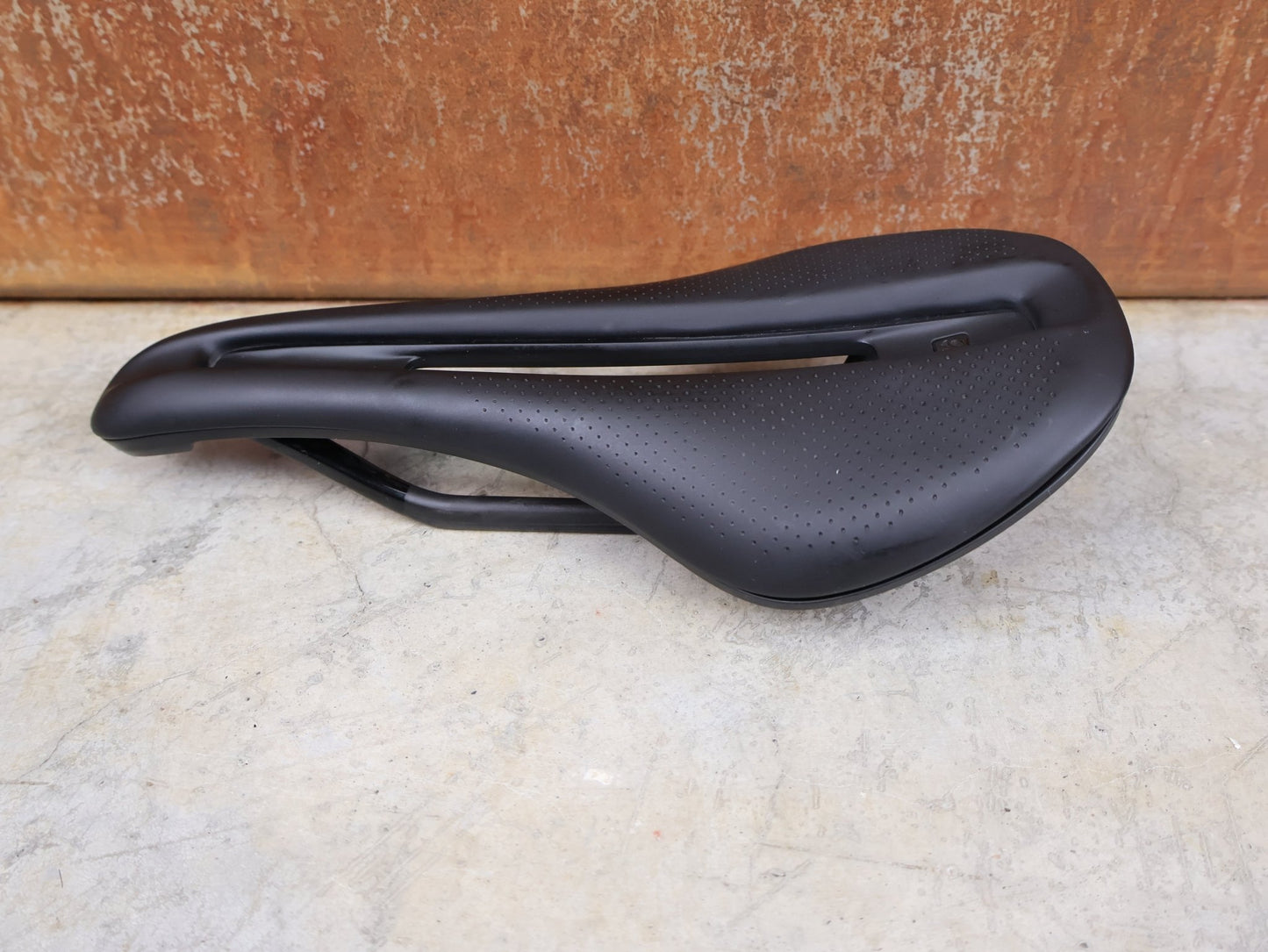 Sattel von Bontrager, BONTRAGER VERSE PRO CARBONGESTELLSATTEL SCHWARZ / 135MM vor USEDBIKES - OB.DE Hintergrund