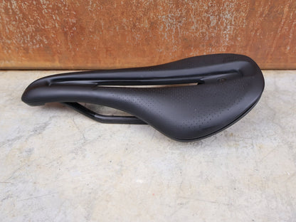 Sattel von Bontrager, BONTRAGER VERSE PRO CARBONGESTELLSATTEL SCHWARZ / 135MM vor USEDBIKES - OB.DE Hintergrund