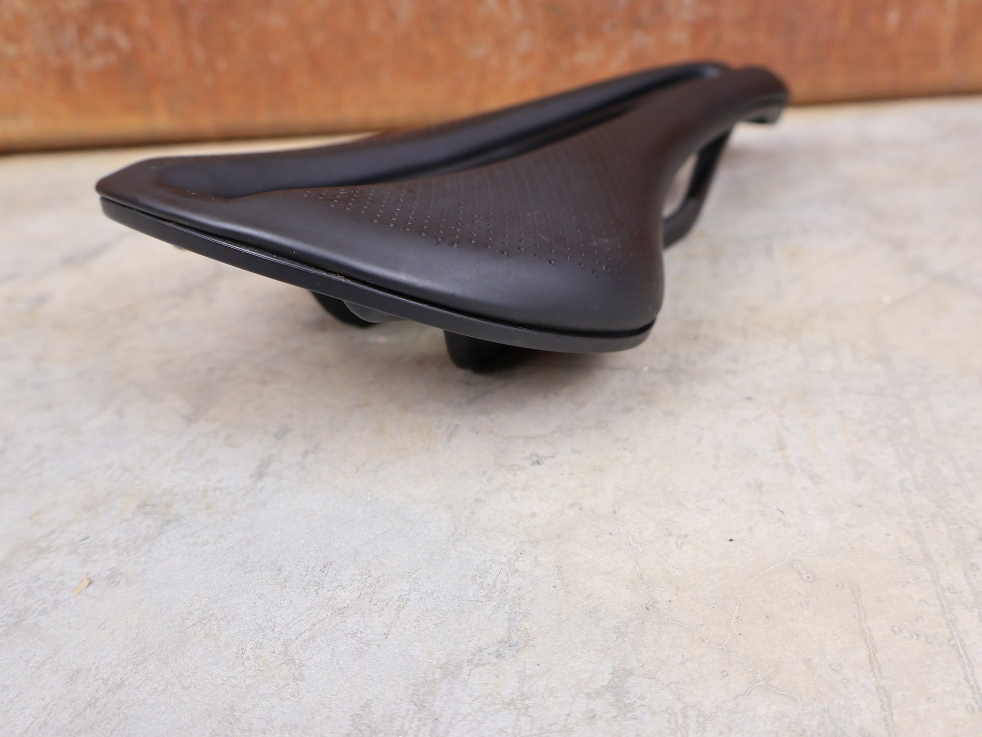 Sattel von Bontrager, BONTRAGER VERSE PRO CARBONGESTELLSATTEL SCHWARZ / 135MM vor USEDBIKES - OB.DE Hintergrund