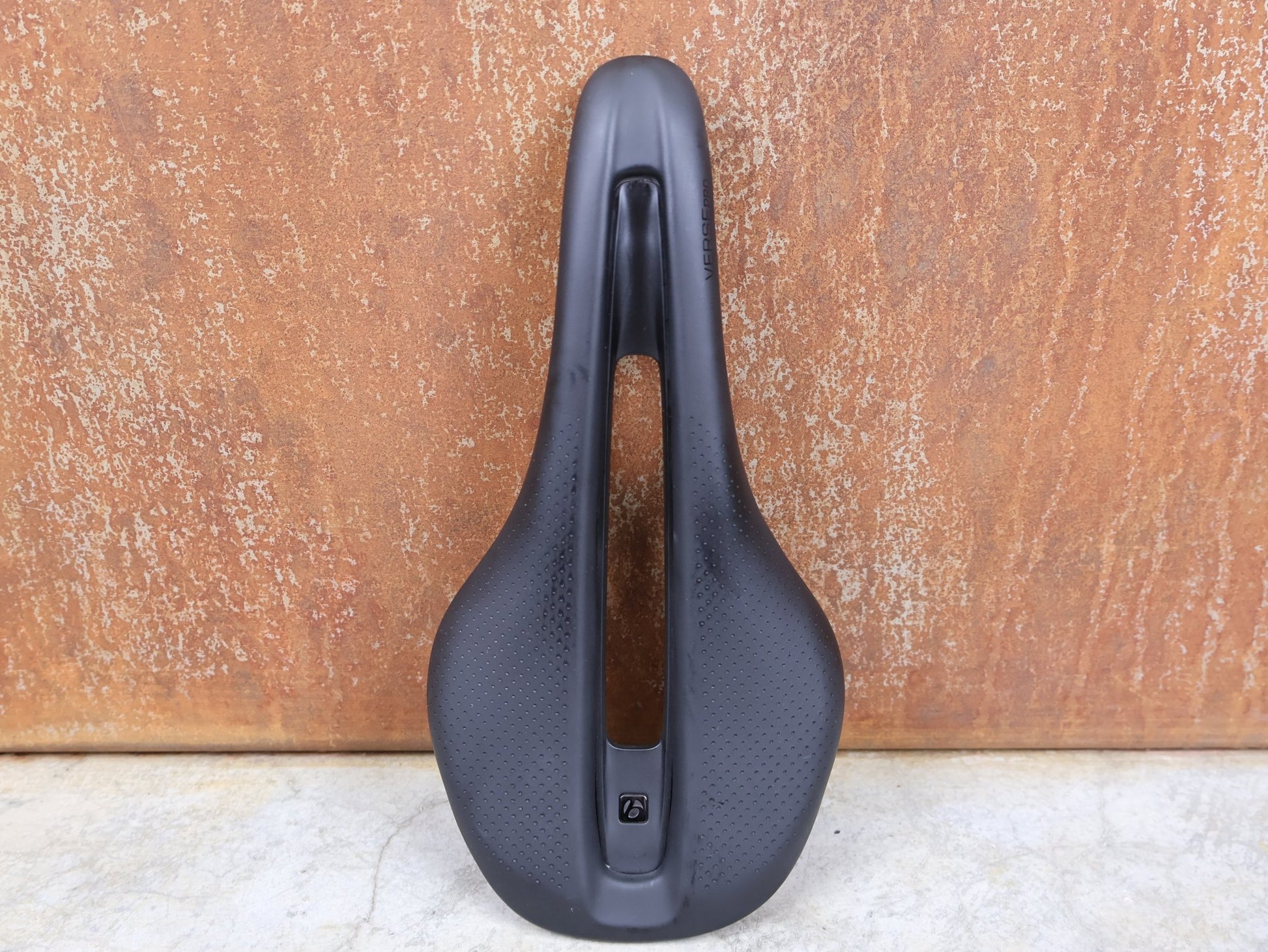 Sattel von Bontrager, BONTRAGER VERSE PRO CARBONGESTELLSATTEL SCHWARZ / 135MM vor USEDBIKES - OB.DE Hintergrund