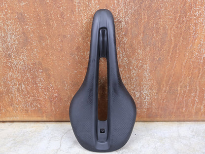 Sattel von Bontrager, BONTRAGER VERSE PRO CARBONGESTELLSATTEL SCHWARZ / 135MM vor USEDBIKES - OB.DE Hintergrund