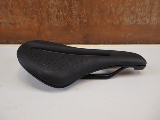 Sattel von Bontrager, BONTRAGER VERSE SHORT PRO SATTEL / CARBONSTREBEN 250 × 145 MM / 5254985 vor USEDBIKES-OB.DE Hintergrund