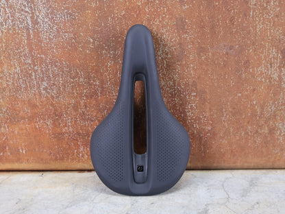 Sattel von Bontrager, BONTRAGER VERSE SHORT PRO SATTEL / CARBONSTREBEN – 250 × 145 MM vor USEDBIKES - OB.DE Hintergrund