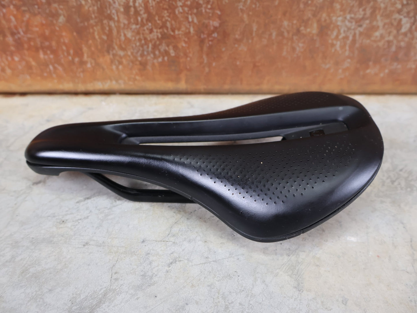 Sattel von Bontrager, BONTRAGER VERSE SHORT PRO SATTEL / CARBONSTREBEN – 250 × 145 MM vor USEDBIKES - OB.DE Hintergrund