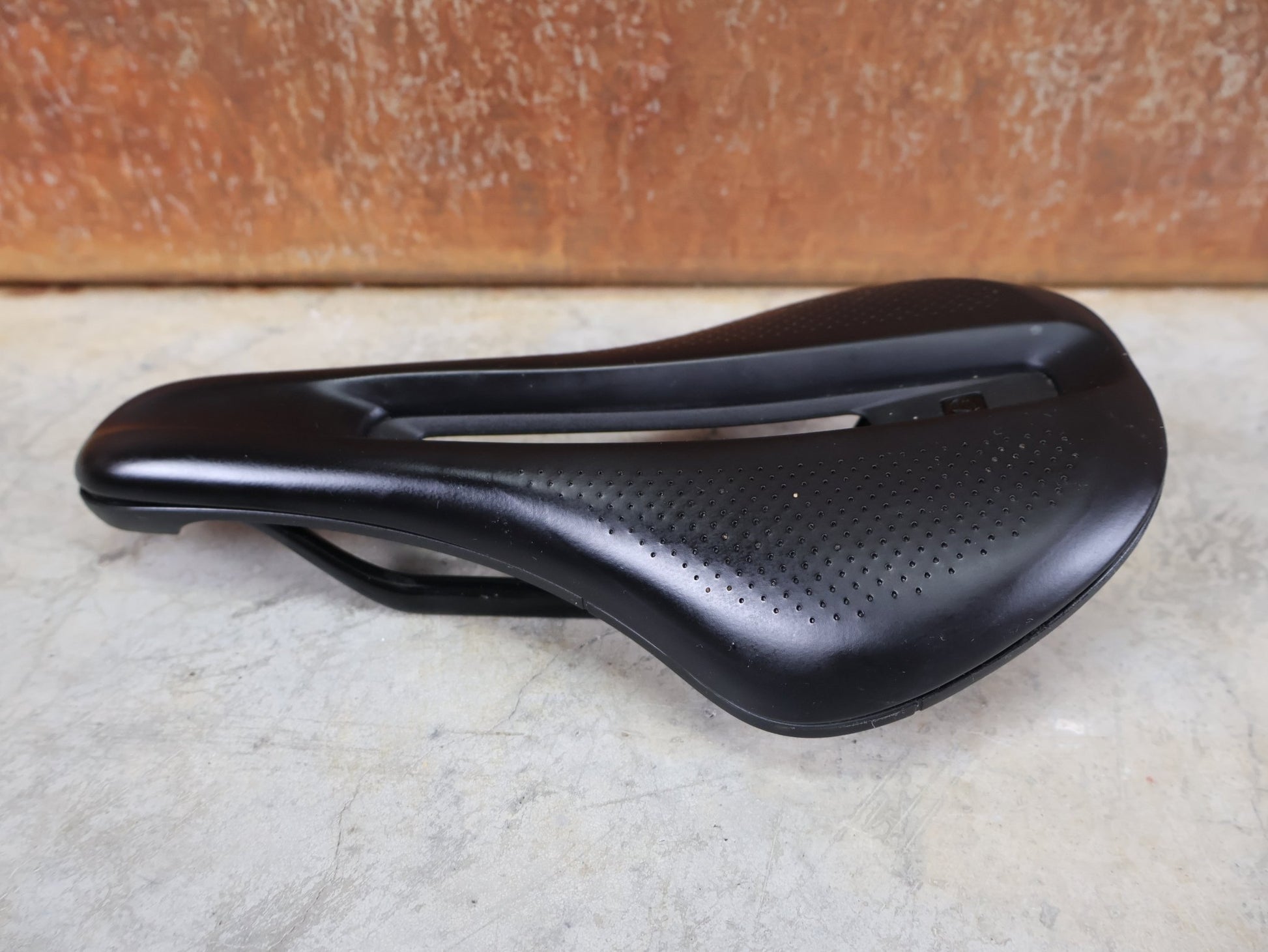 Sattel von Bontrager, BONTRAGER VERSE SHORT PRO SATTEL / CARBONSTREBEN – 250 × 145 MM vor USEDBIKES - OB.DE Hintergrund