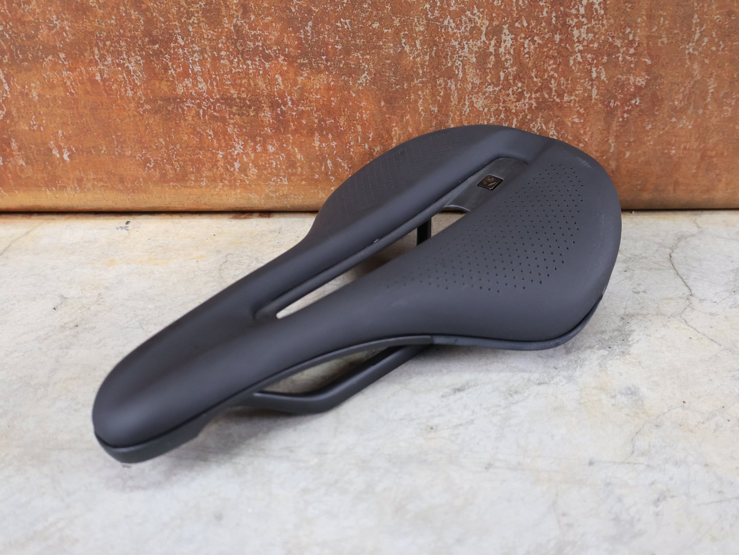 Sattel von Bontrager, BONTRAGER VERSE SHORT PRO SATTEL / CARBONSTREBEN – 250 × 145 MM vor USEDBIKES - OB.DE Hintergrund