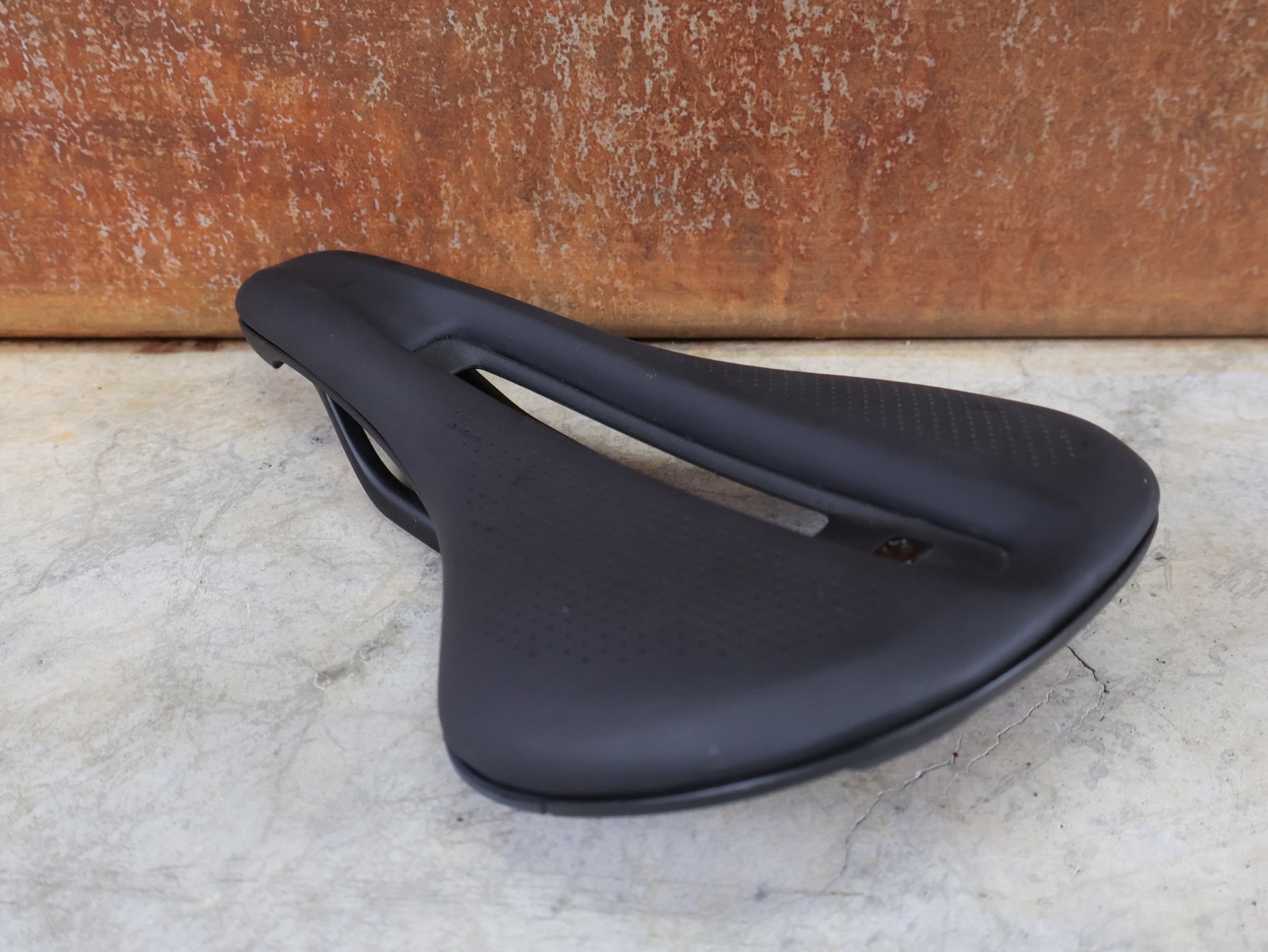 Sattel von Bontrager, BONTRAGER VERSE SHORT PRO SATTEL / CARBONSTREBEN – 250 × 145 MM vor USEDBIKES - OB.DE Hintergrund