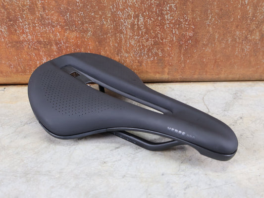 Sattel von Bontrager, BONTRAGER VERSE SHORT PRO SATTEL / CARBONSTREBEN – 250 × 145 MM vor USEDBIKES - OB.DE Hintergrund