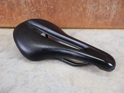 Sattel von Bontrager, BONTRAGER VERSE SHORT PRO SATTEL / CARBONSTREBEN – 250 × 145 MM vor USEDBIKES - OB.DE Hintergrund