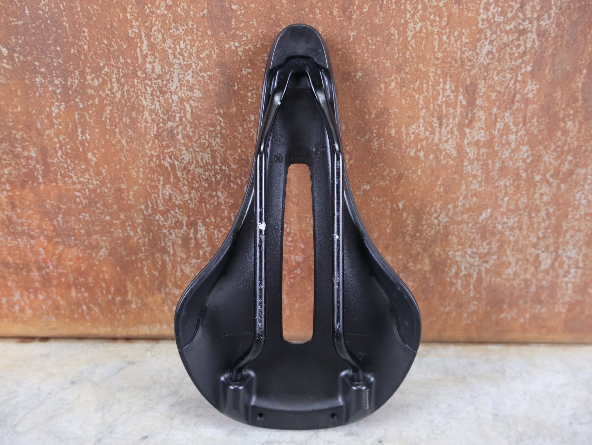 BONTRAGER VERSE SHORT PRO SADDLE / CARBON STRIPS – 250 × 145 MM