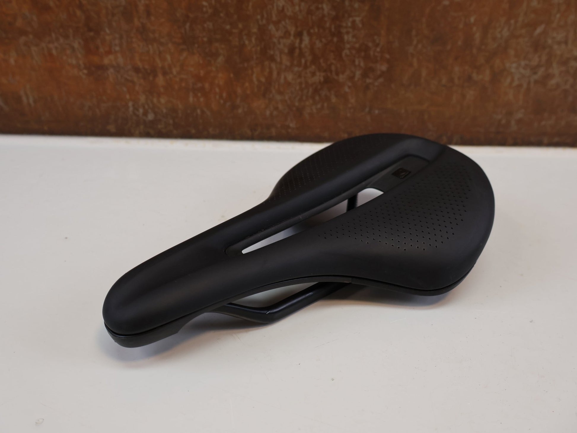 Sattel von Bontrager, BONTRAGER VERSE SHORT PRO SATTEL / CARBONSTREBEN – 250 × 155 MM vor USEDBIKES-OB.DE Hintergrund