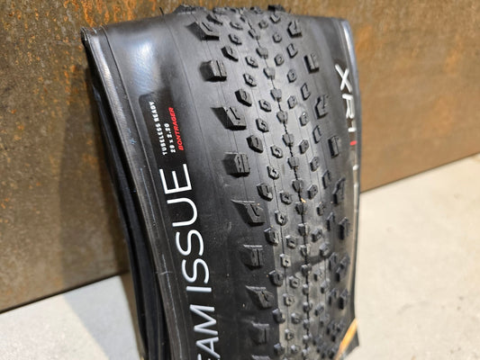 Reifen von Bontrager, BONTRAGER XR1 TEAM ISSUE TLR MOUNTAINBIKE REIFEN 29X2.20 in variant_title vor USEDBIKES - OB.DE Hintergrund