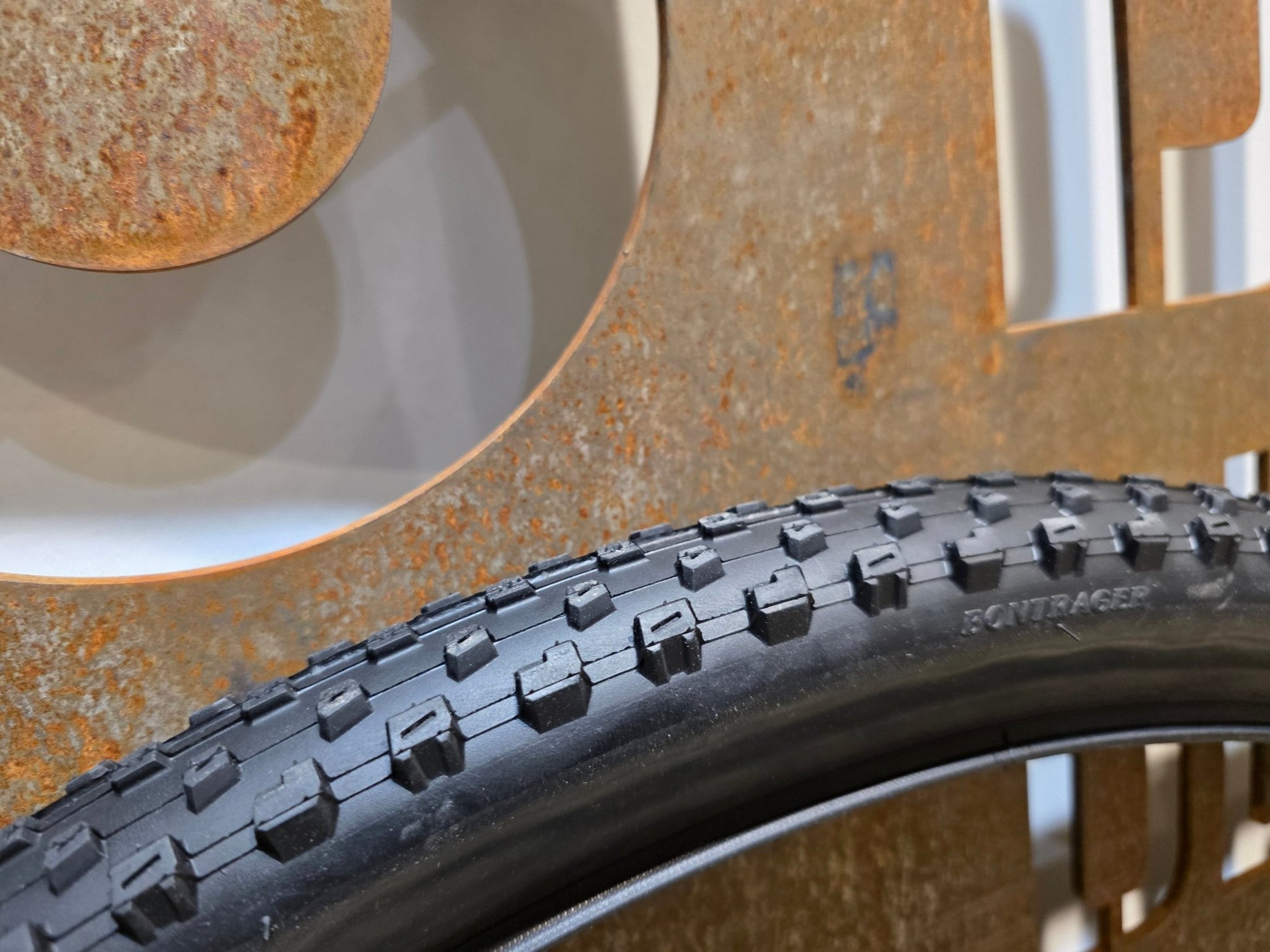 Reifen von Bontrager, BONTRAGER XR2 COMP MOUNTAINBIKE REIFEN 29X2.20 vor USEDBIKES - OB.DE Hintergrund