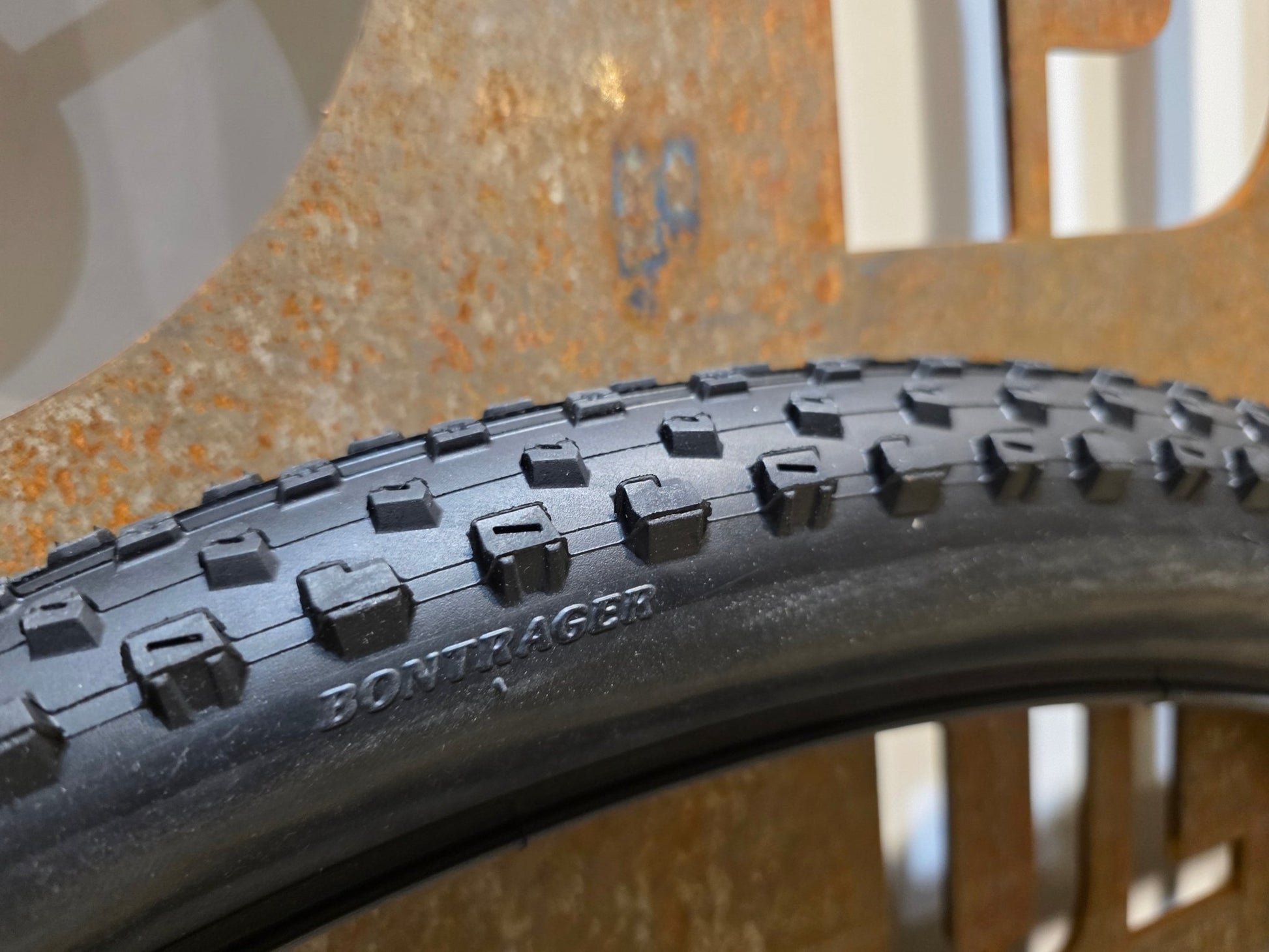 Reifen von Bontrager, BONTRAGER XR2 COMP MOUNTAINBIKE REIFEN 29X2.20 vor USEDBIKES - OB.DE Hintergrund