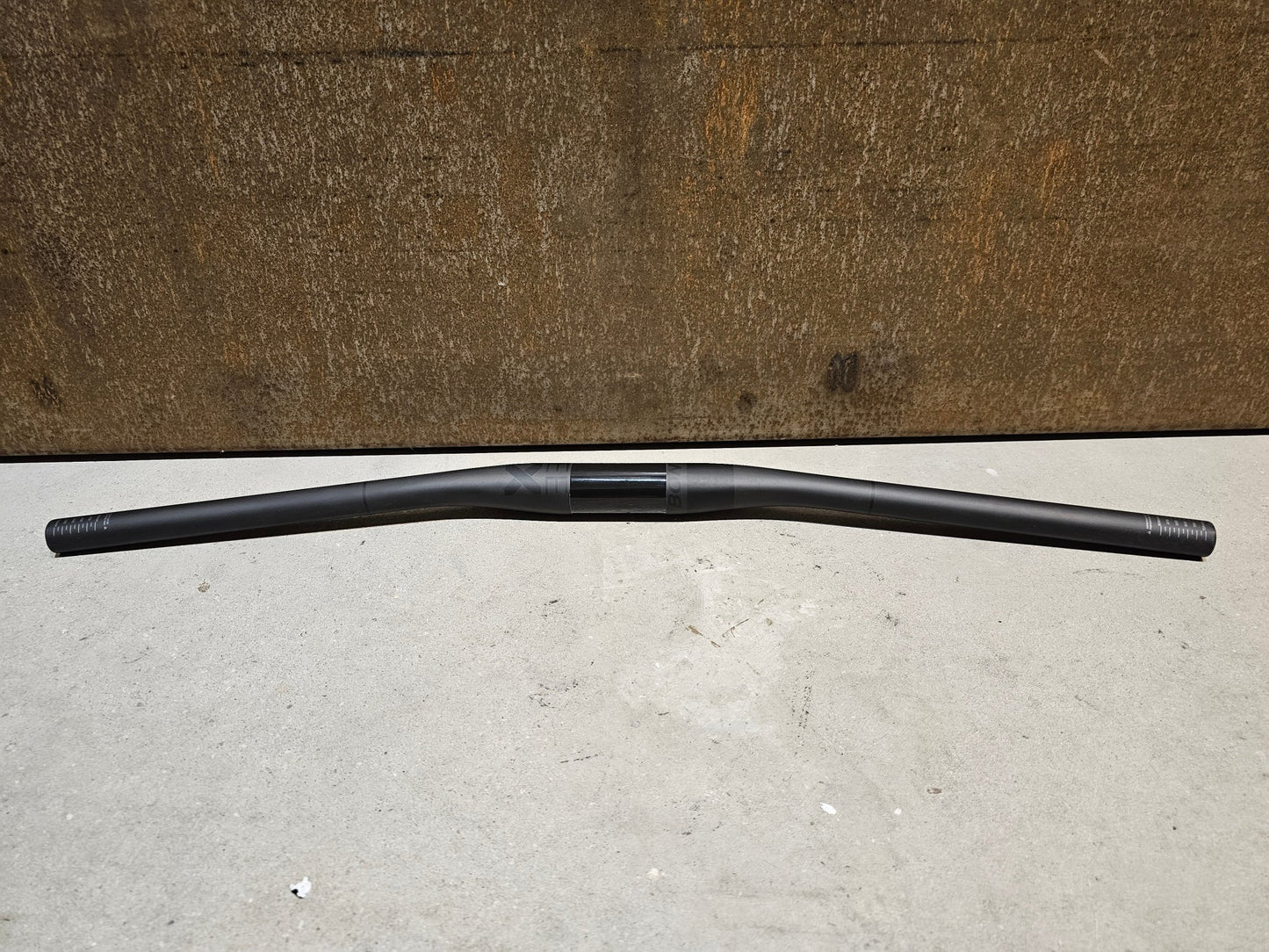 Lenker von Bontrager, BONTRAGER XXX 35 MOUNTAINBIKE LENKER 720MM in variant_title vor USEDBIKES - OB.DE Hintergrund