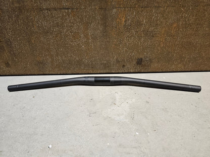 Lenker von Bontrager, BONTRAGER XXX 35 MOUNTAINBIKE LENKER 720MM in variant_title vor USEDBIKES - OB.DE Hintergrund