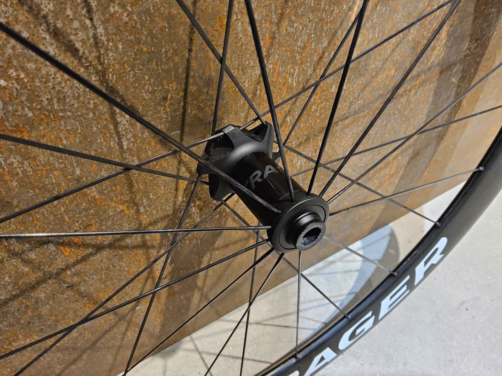 Laufrad/Laufradsatz von Bontrager, BONTRAGER XXX 4 TLR CLINCHER LAUFRADSATZ DISC vor USEDBIKES - OB.DE Hintergrund