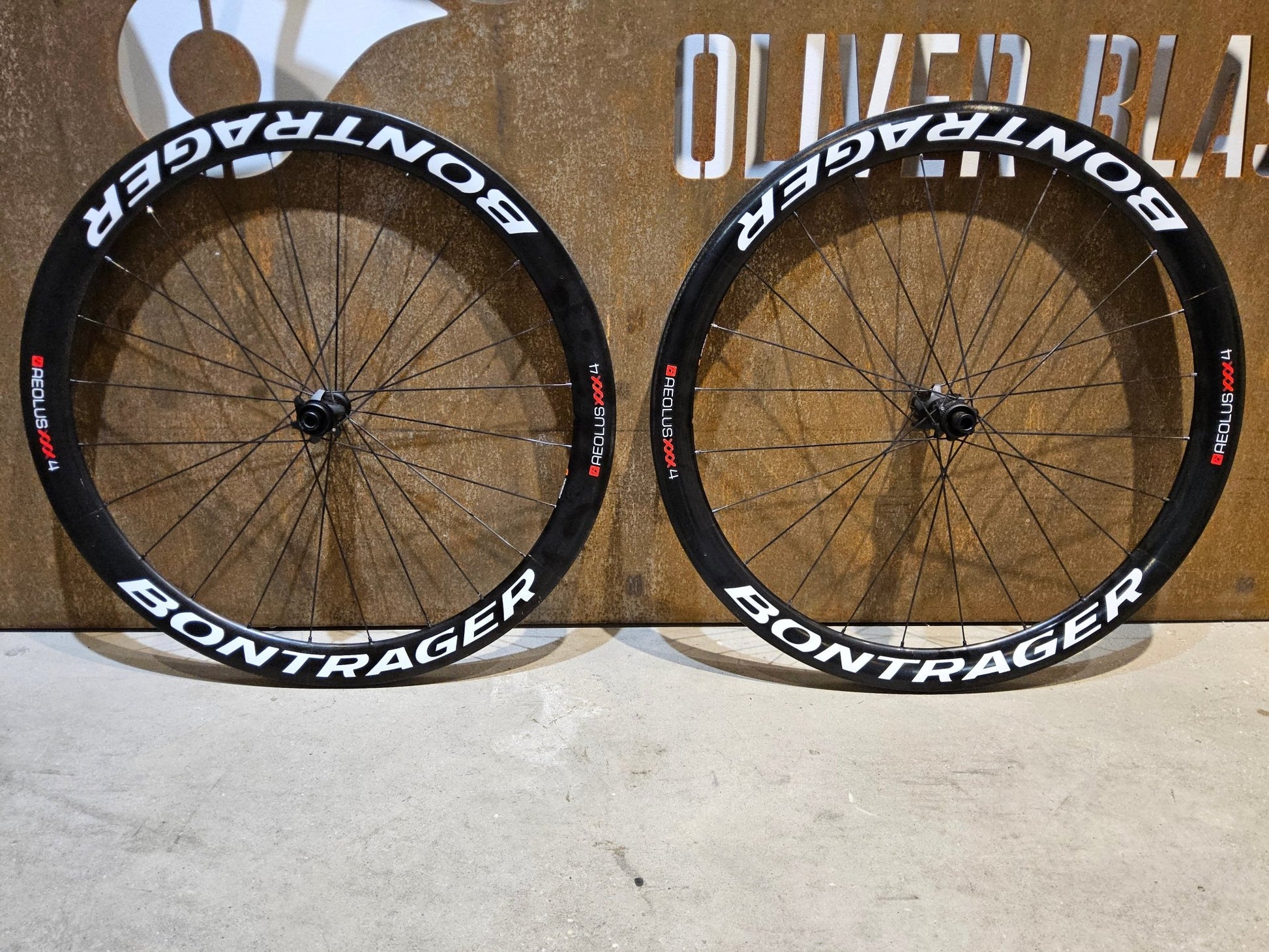 Laufrad/Laufradsatz von Bontrager, BONTRAGER XXX 4 TLR CLINCHER LAUFRADSATZ DISC vor USEDBIKES - OB.DE Hintergrund