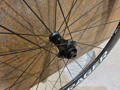 Laufrad/Laufradsatz von Bontrager, BONTRAGER XXX 4 TLR CLINCHER LAUFRADSATZ DISC vor USEDBIKES - OB.DE Hintergrund