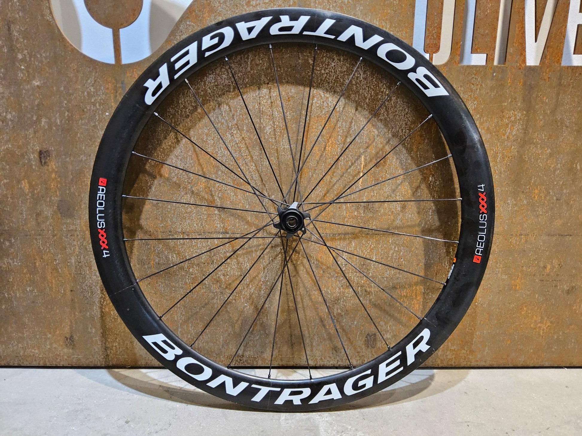 Laufrad/Laufradsatz von Bontrager, BONTRAGER XXX 4 TLR CLINCHER LAUFRADSATZ DISC vor USEDBIKES - OB.DE Hintergrund