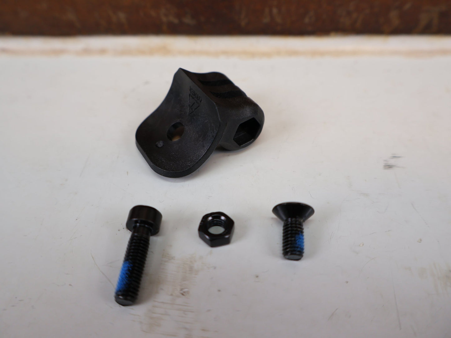 Vorbau von Bontrager, BONTRAGER XXX BLENDR MONO BASE RENNADLENKER-VORBAU-HALTUNG / 541150 vor USEDBIKES-OB.DE Hintergrund