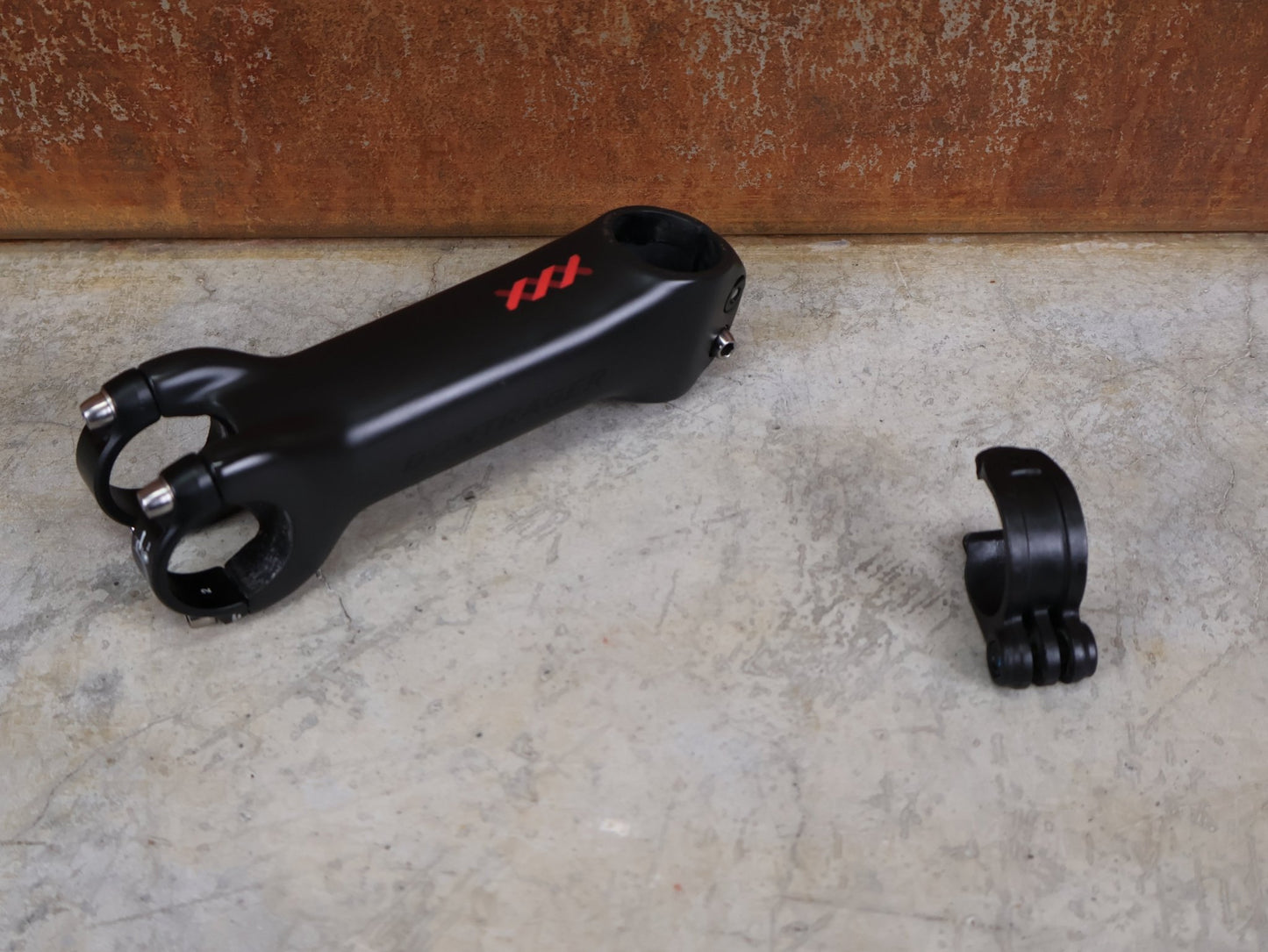 Vorbau von Bontrager, BONTRAGER XXX BLENDR VORBAU OCLV CARBON - 17° – 31,8 MM / 1 - 1/8" – 130MM vor USEDBIKES - OB.DE Hintergrund