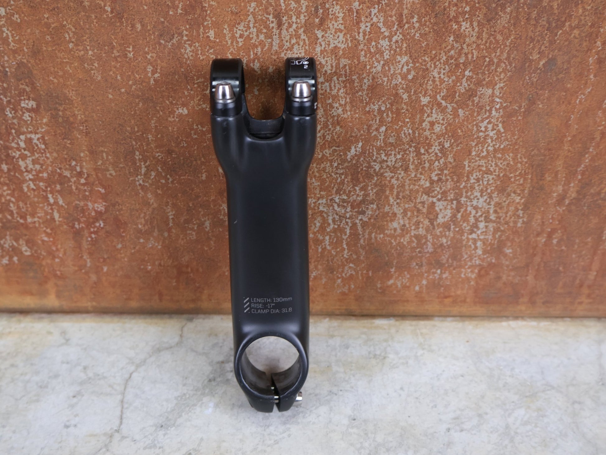 Vorbau von Bontrager, BONTRAGER XXX BLENDR VORBAU OCLV CARBON - 17° – 31,8 MM / 1 - 1/8" – 130MM vor USEDBIKES - OB.DE Hintergrund