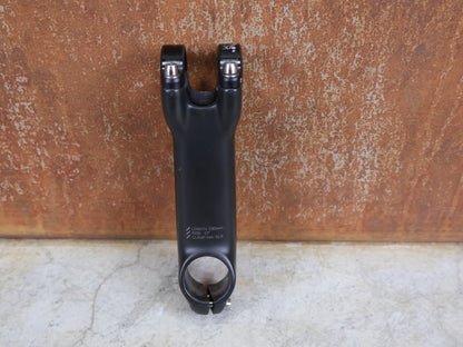 Vorbau von Bontrager, BONTRAGER XXX BLENDR VORBAU OCLV CARBON - 17° – 31,8 MM / 1 - 1/8" – 130MM vor USEDBIKES - OB.DE Hintergrund