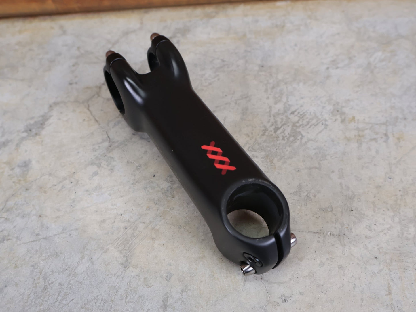 Vorbau von Bontrager, BONTRAGER XXX BLENDR VORBAU OCLV CARBON - 17° – 31,8 MM / 1 - 1/8" – 130MM vor USEDBIKES - OB.DE Hintergrund