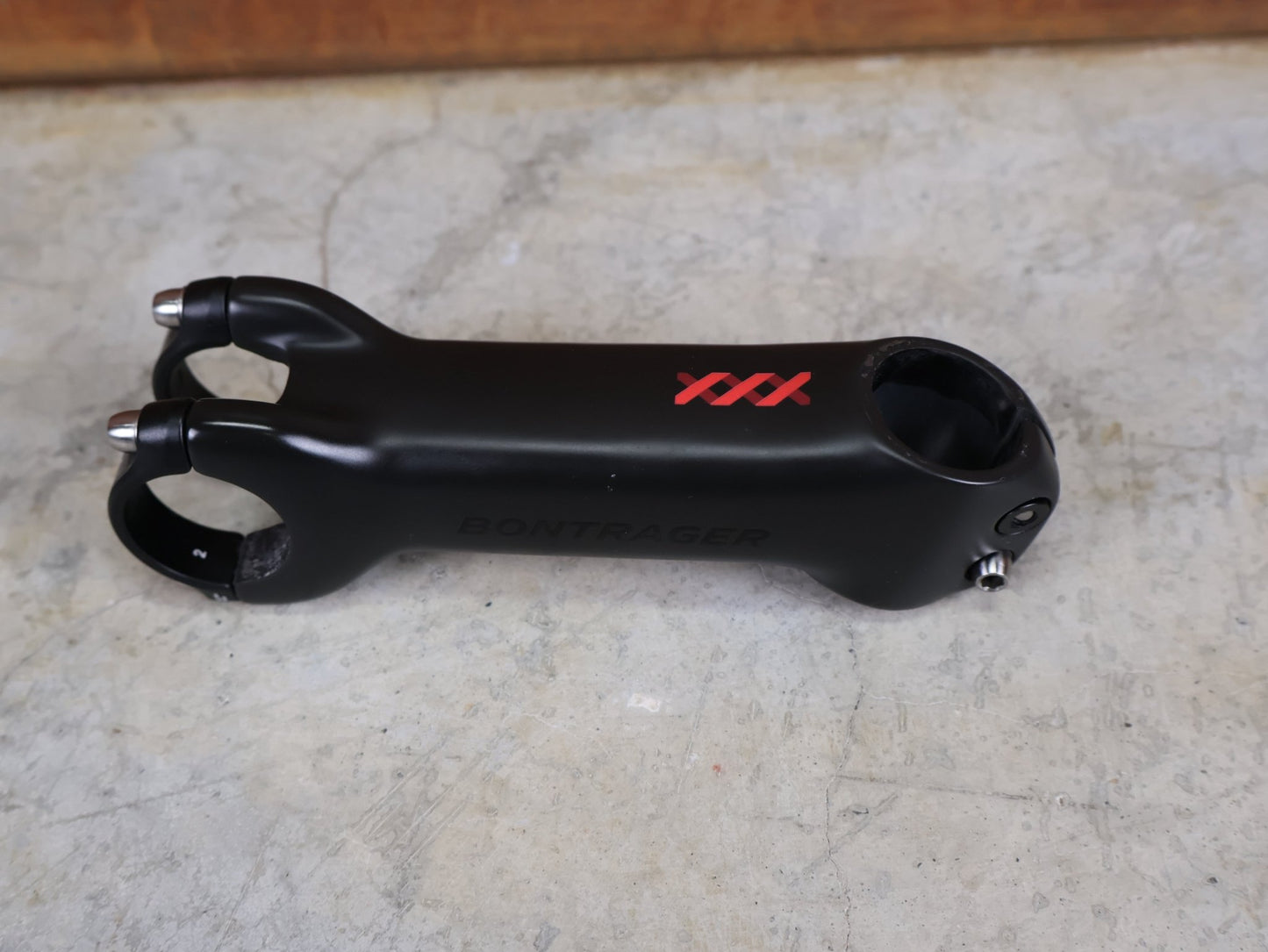 Vorbau von Bontrager, BONTRAGER XXX BLENDR VORBAU OCLV CARBON - 17° – 31,8 MM / 1 - 1/8" – 130MM vor USEDBIKES - OB.DE Hintergrund