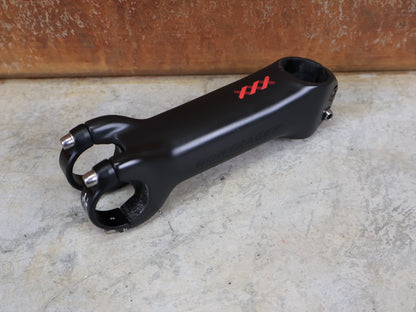 Vorbau von Bontrager, BONTRAGER XXX BLENDR VORBAU OCLV CARBON - 17° – 31,8 MM / 1 - 1/8" – 130MM vor USEDBIKES - OB.DE Hintergrund