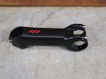 Vorbau von Bontrager, BONTRAGER XXX BLENDR VORBAU OCLV CARBON - 17° – 31,8 MM / 1 - 1/8" – 130MM vor USEDBIKES - OB.DE Hintergrund