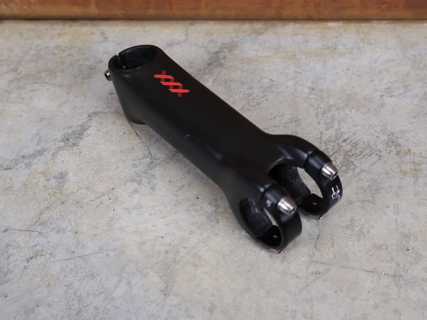 Vorbau von Bontrager, BONTRAGER XXX BLENDR VORBAU OCLV CARBON - 17° – 31,8 MM / 1 - 1/8" – 130MM vor USEDBIKES - OB.DE Hintergrund