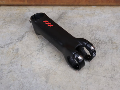 Vorbau von Bontrager, BONTRAGER XXX BLENDR VORBAU OCLV CARBON - 17° – 31,8 MM / 1 - 1/8" – 130MM vor USEDBIKES - OB.DE Hintergrund