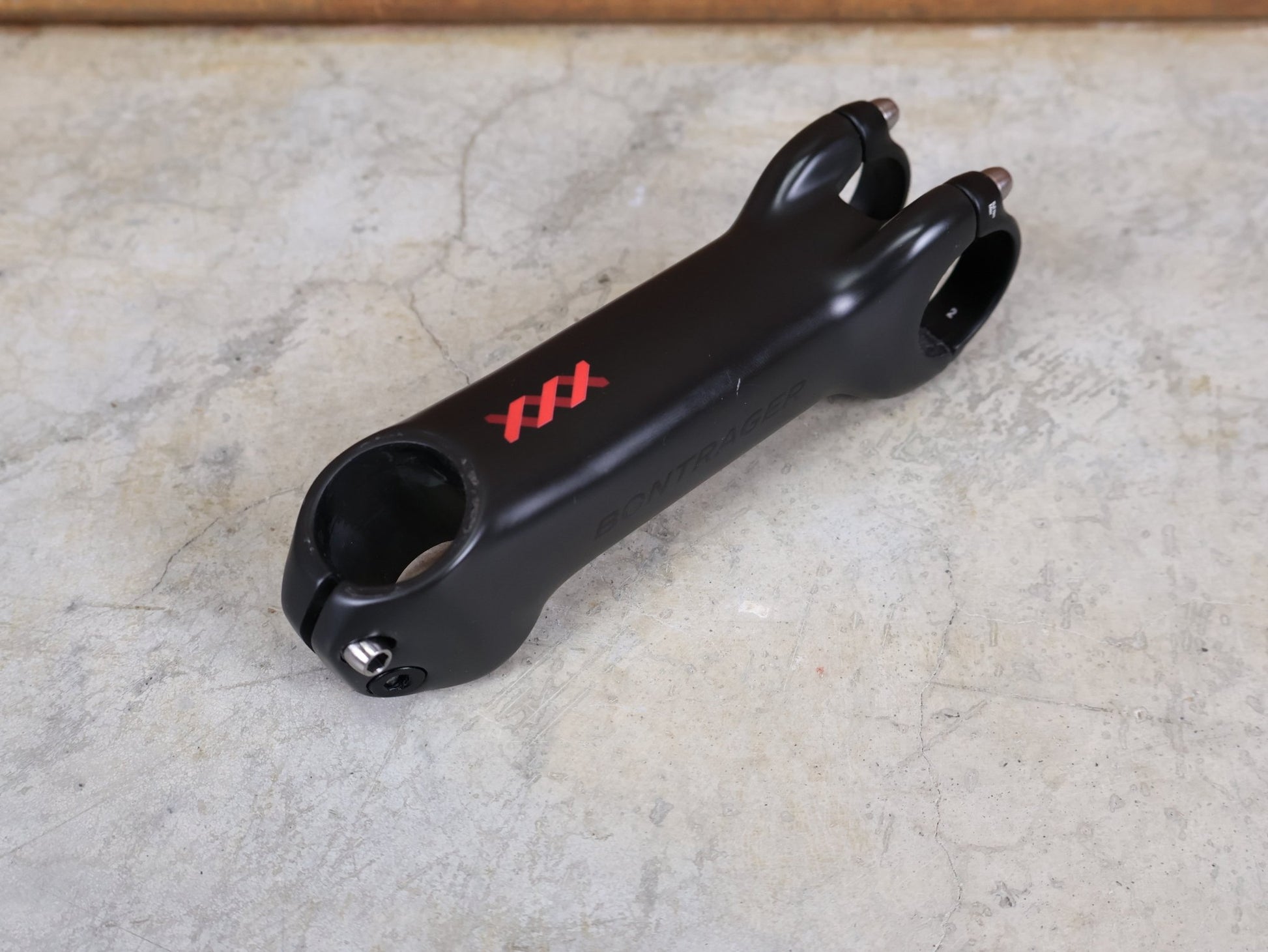 Vorbau von Bontrager, BONTRAGER XXX BLENDR VORBAU OCLV CARBON - 17° – 31,8 MM / 1 - 1/8" – 130MM vor USEDBIKES - OB.DE Hintergrund