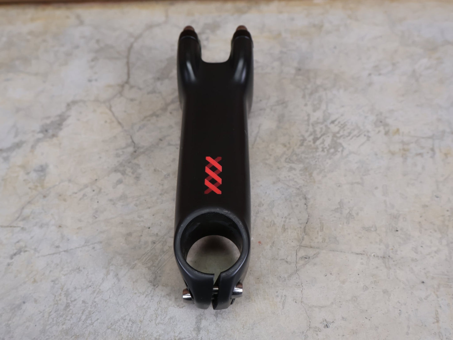 Vorbau von Bontrager, BONTRAGER XXX BLENDR VORBAU OCLV CARBON - 17° – 31,8 MM / 1 - 1/8" – 130MM vor USEDBIKES - OB.DE Hintergrund